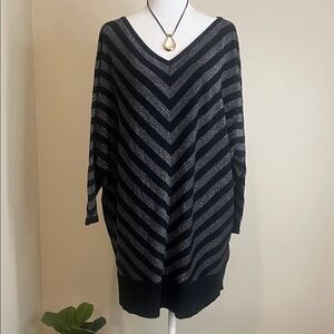NWT Carmen Marc Valvo Black and Gray Chevron V-Neck Fashion Pullover Size 2X